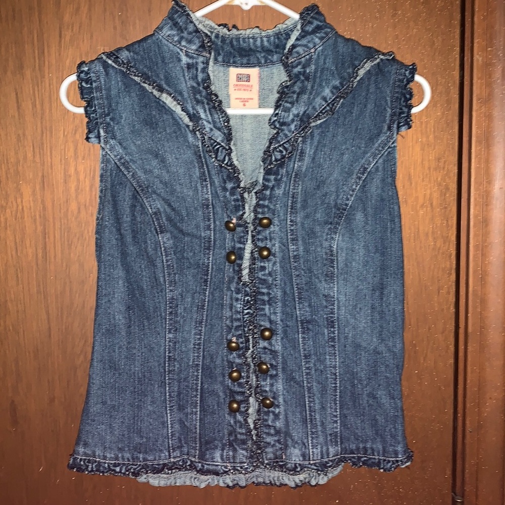 CUTE JEAN VEST - Perfect for a country concert!